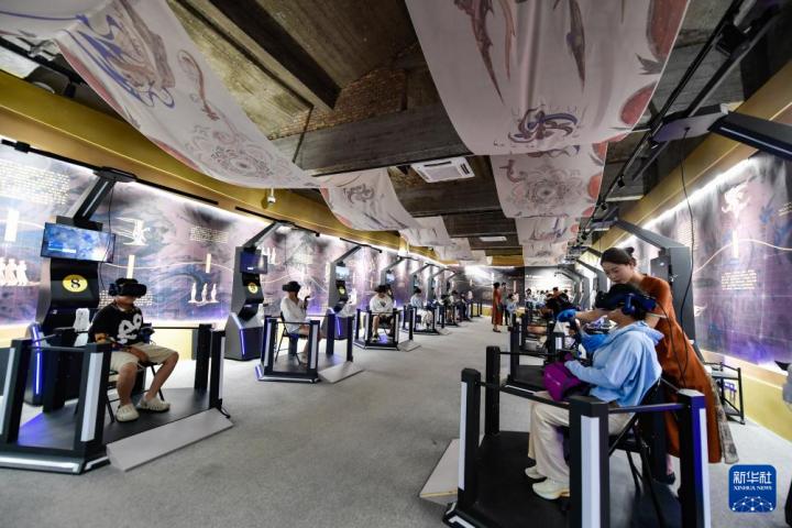 7月22日，游客線下體驗(yàn)“尋境敦煌——數(shù)字敦煌沉浸展”。新華社記者 郎兵兵 攝</p>
<p>