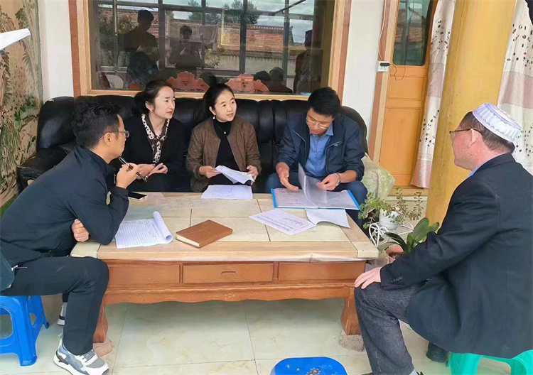 臨潭縣卓洛鄉(xiāng)紀(jì)委工作人員在下園子村農(nóng)戶家中了解在發(fā)放大病救助補(bǔ)助資金中是否存在落實(shí)不及時(shí)、不到位等作風(fēng)方面的問題。.jpg
