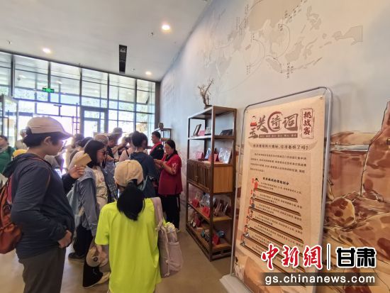 近日，玉門關(guān)遺址景區(qū)開啟了一場精彩紛呈的玉關(guān)詩詞挑戰(zhàn)賽，吸引眾多游人參與其中。玉門關(guān)遺址景區(qū)供圖