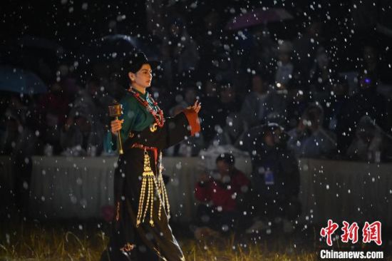圖為2024年8月6日晚大賽現(xiàn)場模特進行比賽。李亞龍 攝