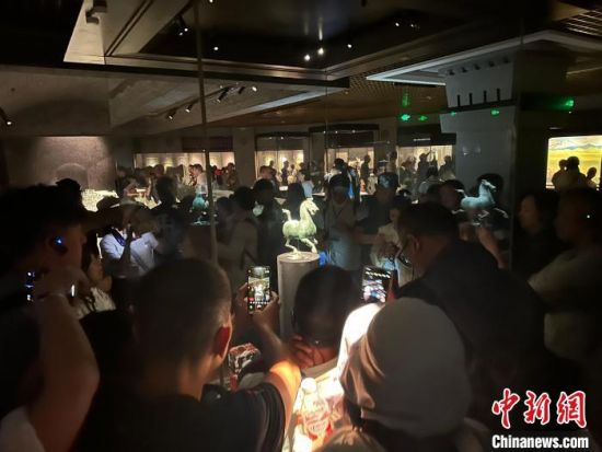 8月17日至23日，“濃濃民族情 兩岸一家親”臺灣同胞參訪團甘肅行交流活動在甘肅展開。圖為臺胞參觀甘肅省博物館。中新社記者 閆姣 攝