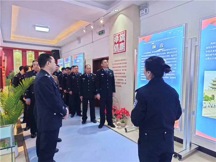 嘉峪關(guān)市公安局明珠路派出所參觀市公安局紀法廉政警示教育基地。.jpg