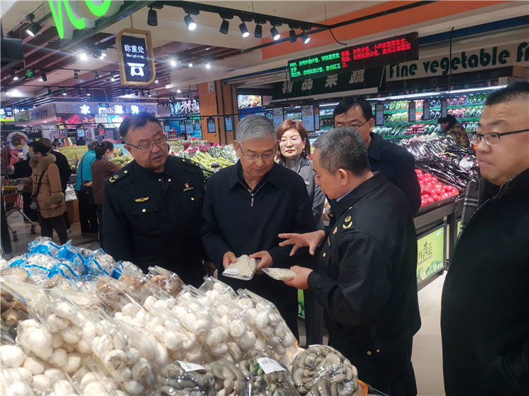 圖為市委常委、市紀委書記、市監(jiān)委主任張學(xué)勇調(diào)研食品安全責任包保企業(yè)西部天地商貿(mào)有限責任公司.jpg