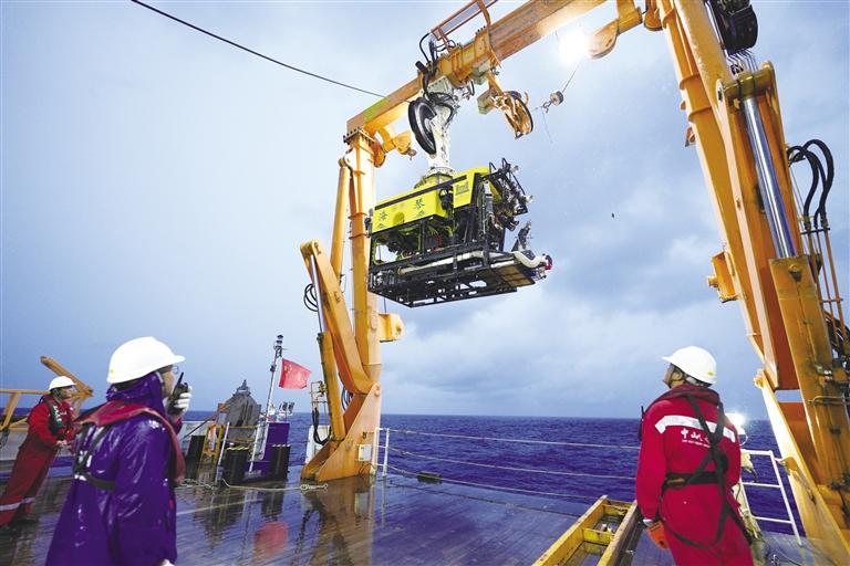 我國(guó)自主研制的6000米級(jí)深海無人遙控潛水器“海琴”號(hào)在南海成功海試