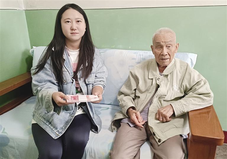 九旬黨員資助兩名學(xué)子圓夢