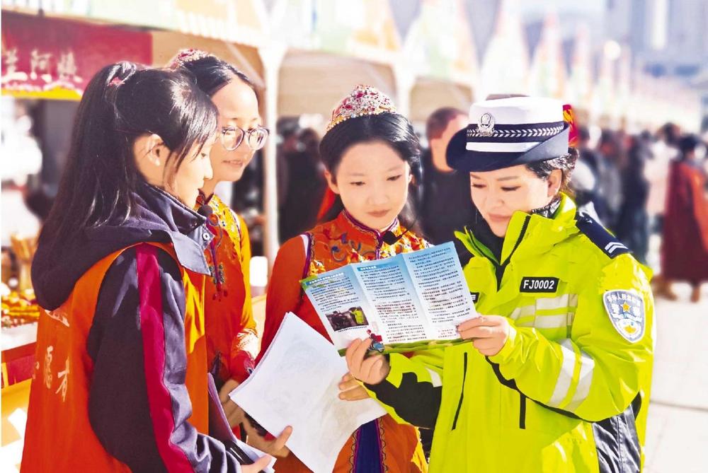 廣河交警向群眾講解交通安全知識